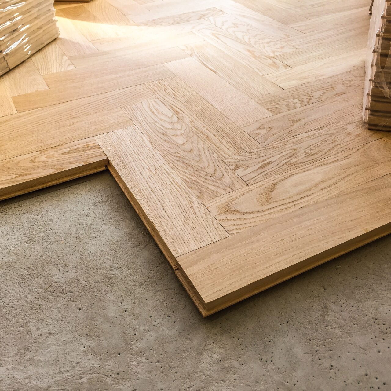 https://renova-home.fr/wp-content/uploads/2021/12/closeup-view-of-wooden-parquet-flooring-being-laid-2021-08-30-18-06-24-utc-1280x1280.jpg